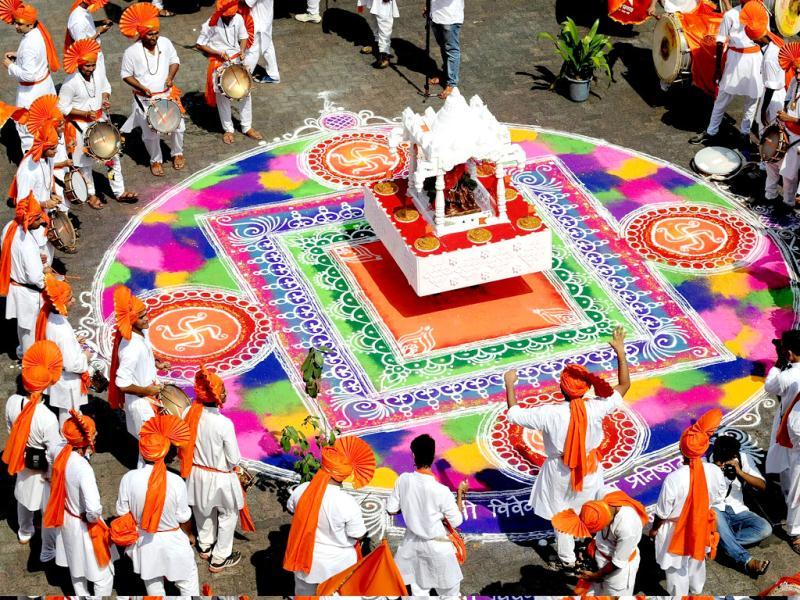 Drummers In Traditional Attire Play On Around A Rangoli - Decoration , HD Wallpaper & Backgrounds