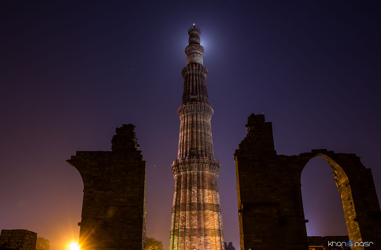Qutab Minar At Night - Qutub Minar Images At Night , HD Wallpaper & Backgrounds