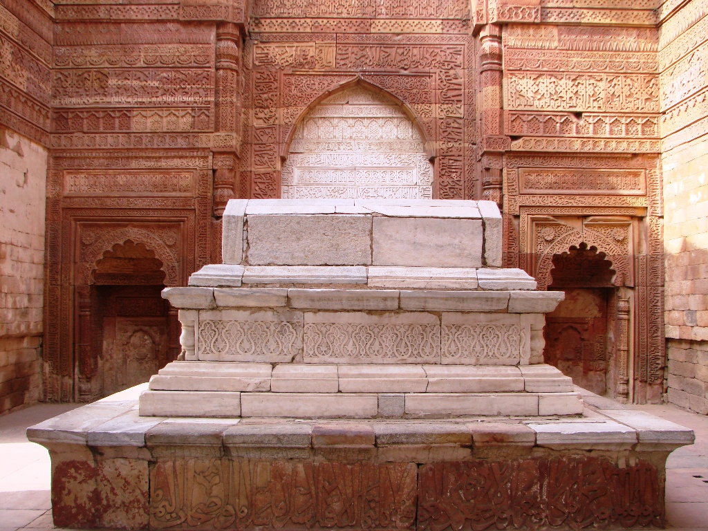 Tomb Of Iltutmish Inside Qutub Minar Complex In Delhi - Qutb Complex , HD Wallpaper & Backgrounds