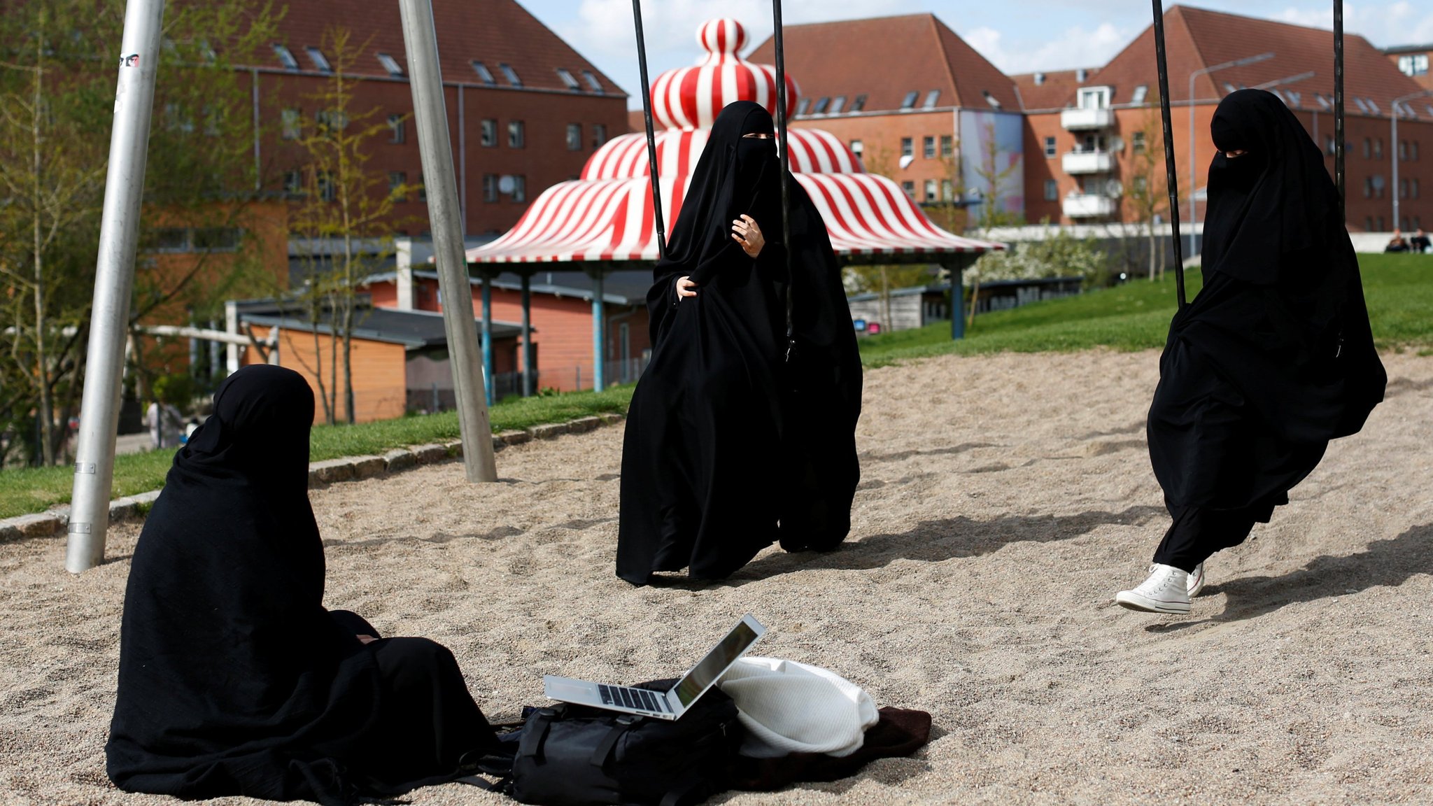 Danish Parliament Passes Law Banning Islamic Burka - Danish Ghettos , HD Wallpaper & Backgrounds