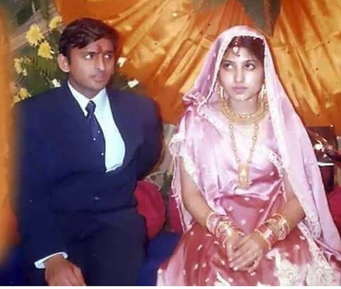 Akhilesh And Dimple At Their Wedding In - Dimple Yadav Before Marriage , HD Wallpaper & Backgrounds
