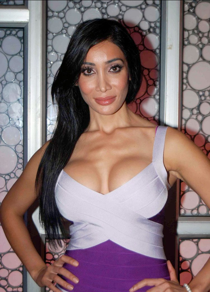 Sofia Hayat Hot Cleavage Pictures Gallery - Sofia Hayat Hot And Sexy , HD Wallpaper & Backgrounds