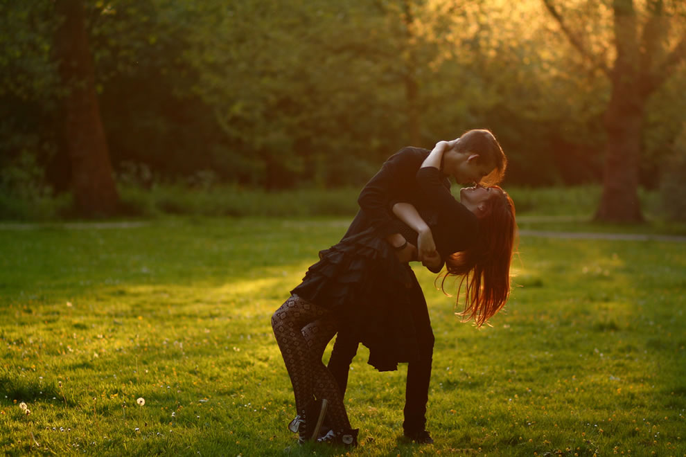 New Year's Midnight Kiss - Redhead And Brown Hair Couple , HD Wallpaper & Backgrounds