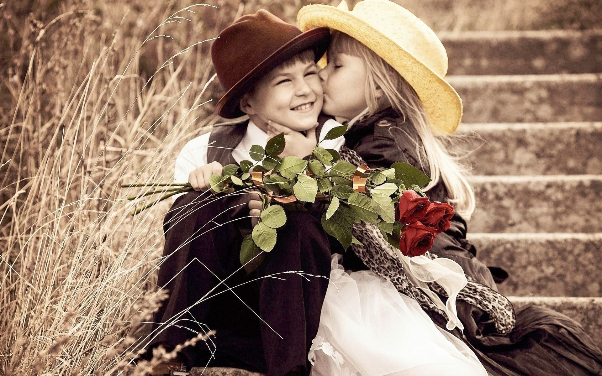 Small Girl Gives Beautiful Kiss To Cute Boy Nice Couple - Cute Baby Kissing Hd , HD Wallpaper & Backgrounds