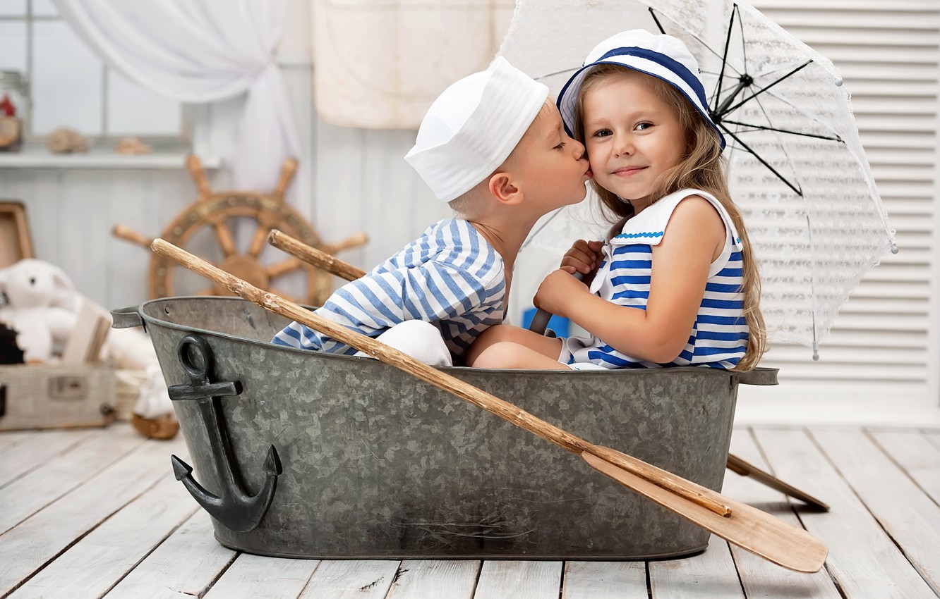 Photo Wallpaper Children, Tenderness, Kiss, Umbrella, - Girl Boy Friends Little , HD Wallpaper & Backgrounds