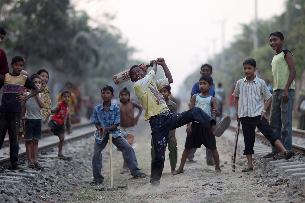 Cricket Passion - Indian Children Playing Cricket , HD Wallpaper & Backgrounds