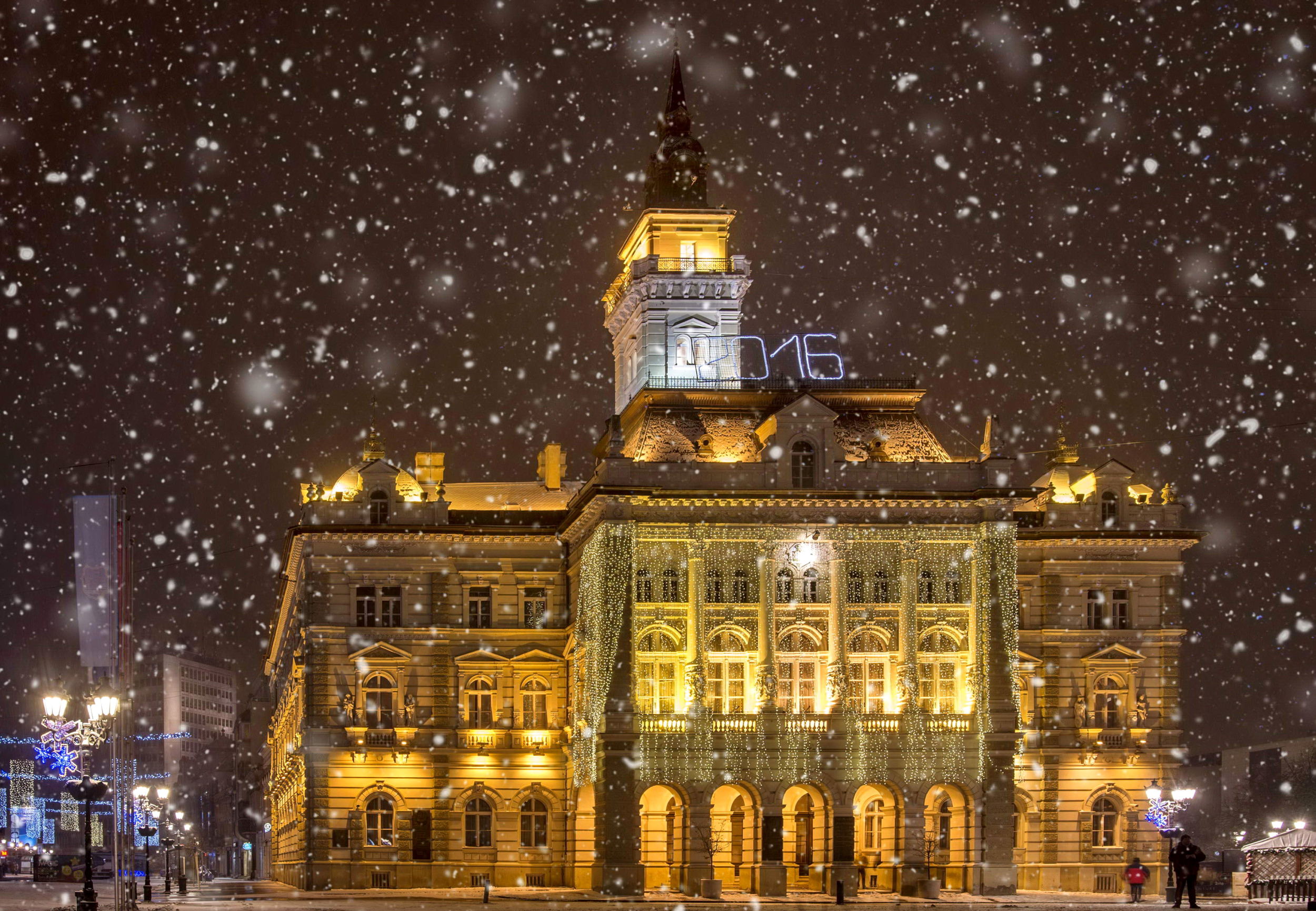 Snow Falling On City Of Novi Sad, Serbia Hd Wallpaper - City Hall , HD Wallpaper & Backgrounds