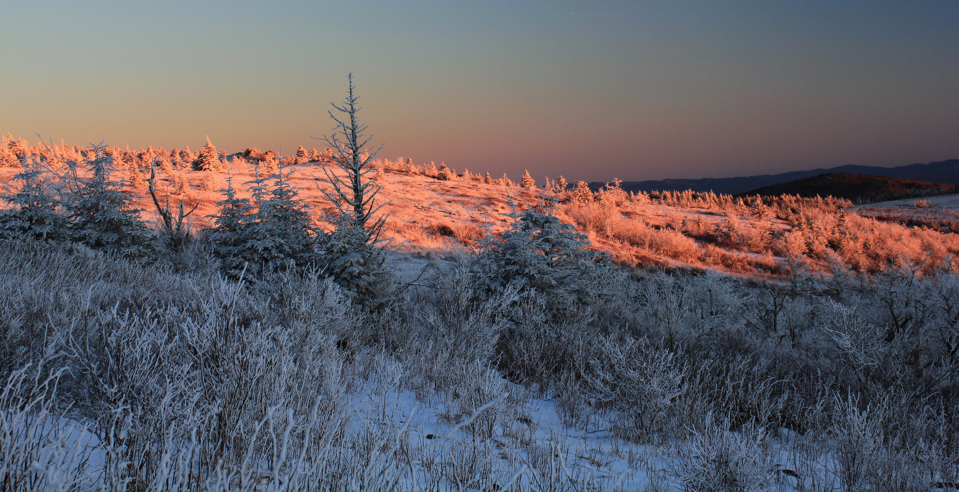 Abingdon Outdoors - Orange Sunlight Snow , HD Wallpaper & Backgrounds