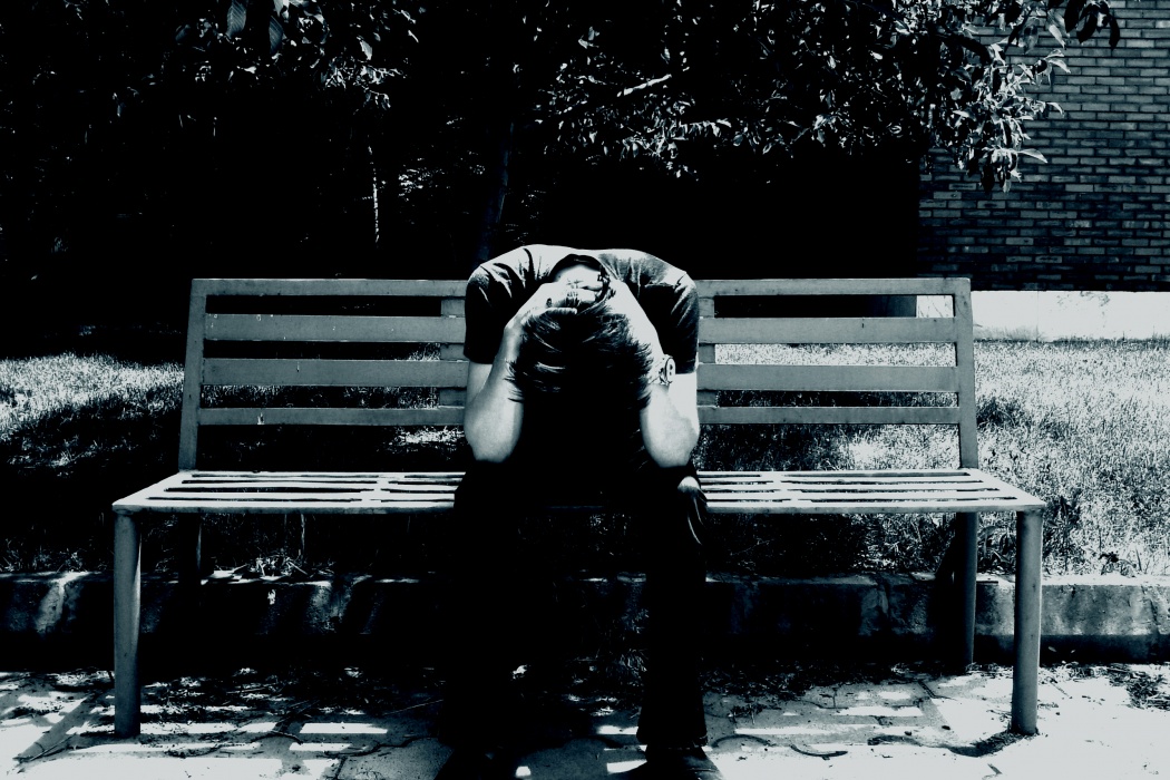 Sad Boy, Bench, Alone - Sad Boy Sitting Alone , HD Wallpaper & Backgrounds