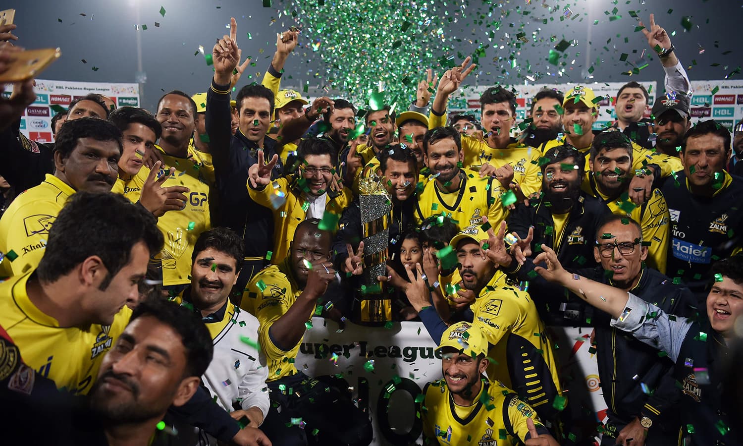 Peshawar Zalmi Celebrate Their Psl Win Over The Quetta - Pakistan Super League 2017 Winner , HD Wallpaper & Backgrounds