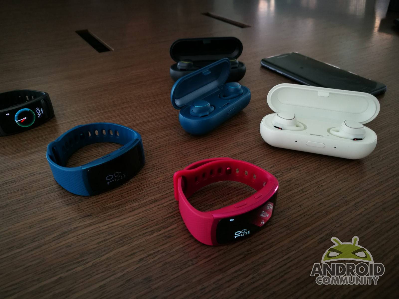 We Get Hands-on With The Samsung Gear Fit 2 And Gear - Gadget , HD Wallpaper & Backgrounds