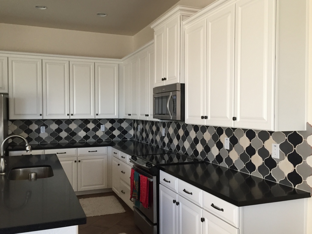 Arabesco Small Kitchen Backsplash - Kitchen , HD Wallpaper & Backgrounds