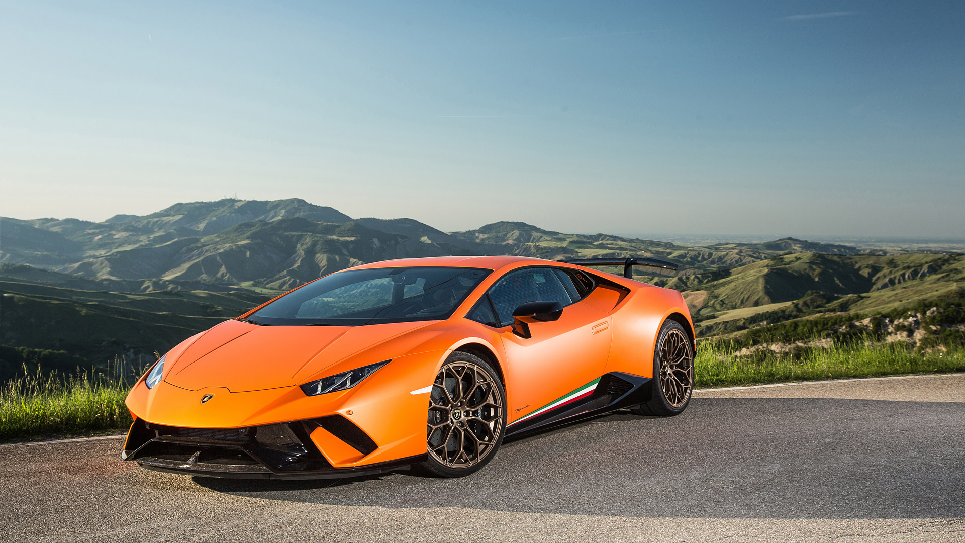 2018 Lamborghini Huracan Performante Picture - Lamborghini Huracan Performante Landscape , HD Wallpaper & Backgrounds