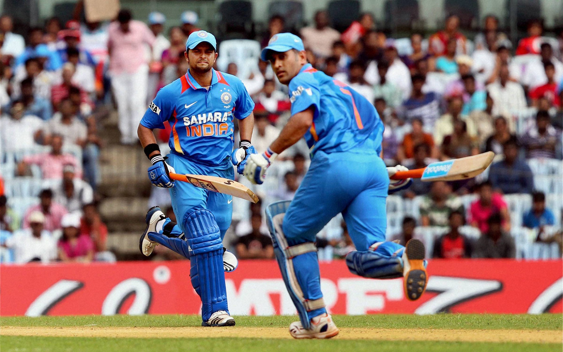 Suresh Raina And M S Dhoni On The Ground Nice Wallpapers - Ms Dhoni And Raina , HD Wallpaper & Backgrounds