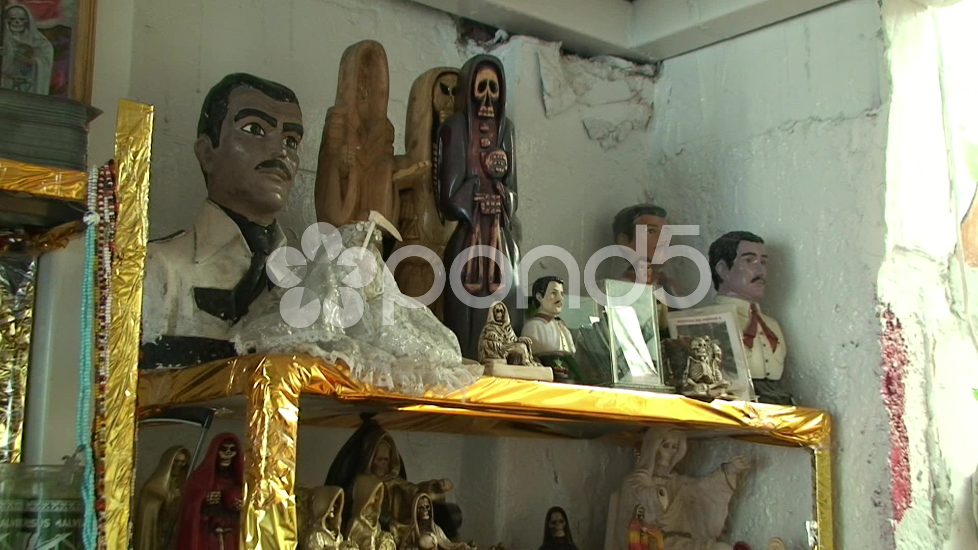 Santa Muerte And Jesus Malverde Figure At Street Shrine, - Religion , HD Wallpaper & Backgrounds