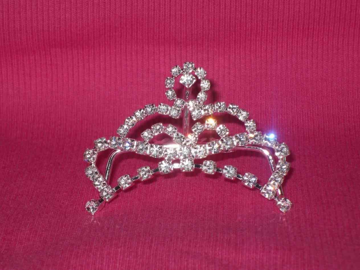 W Scroll Rhwayfaircom Astoria Crown Wallpaper Borders - Baby Princess Crown , HD Wallpaper & Backgrounds