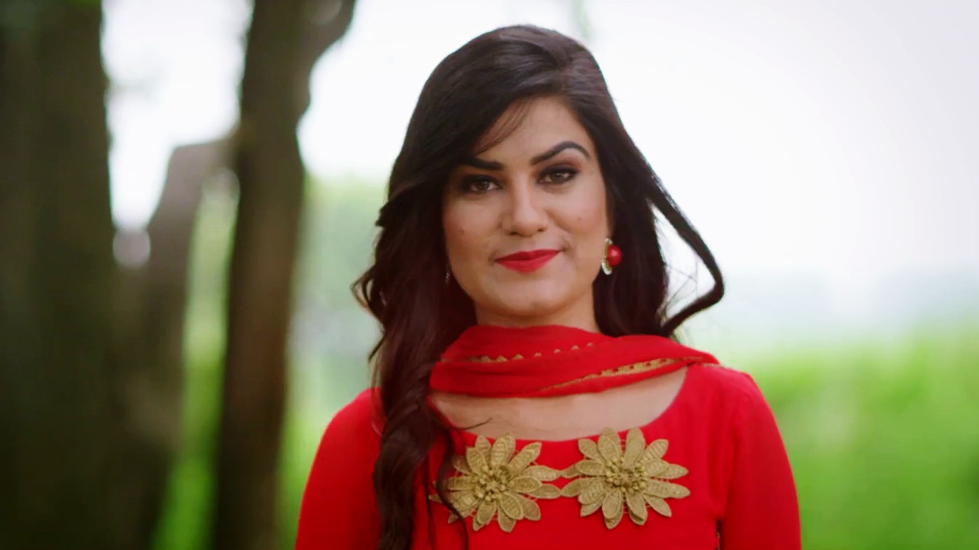 Kaur B Punjabi Singer Wallpaper - Kaur B Red Suit , HD Wallpaper & Backgrounds