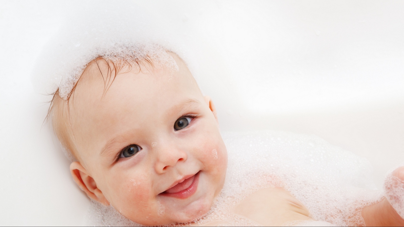 Wallpaper Baby, Foam, Water, Face, Smile - Bebeklerde Antibiyotik Alerjisi , HD Wallpaper & Backgrounds