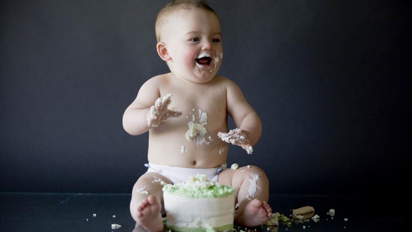 Baby Play Cake Image Hd Wallpaper - Gif Baby Eating Cake , HD Wallpaper & Backgrounds