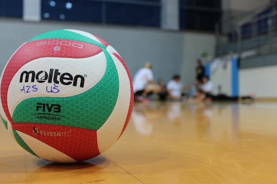 Olahraga, Bola Voli, Bola - Molten Volleyball On Court , HD Wallpaper & Backgrounds