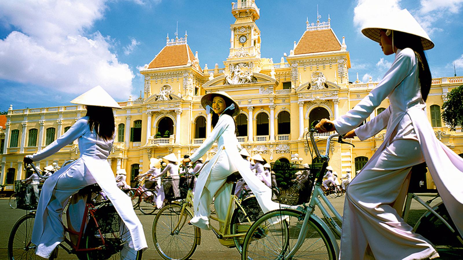 Ho Chi Minh Wallpaper - Ho Chi Minh City Hall , HD Wallpaper & Backgrounds