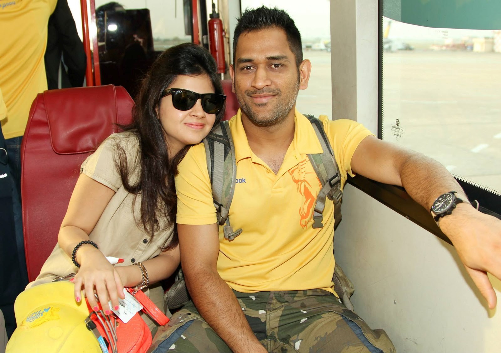 Ms Dhoni And His Beautiful Wife - Ms Dhoni And Sakshi , HD Wallpaper & Backgrounds