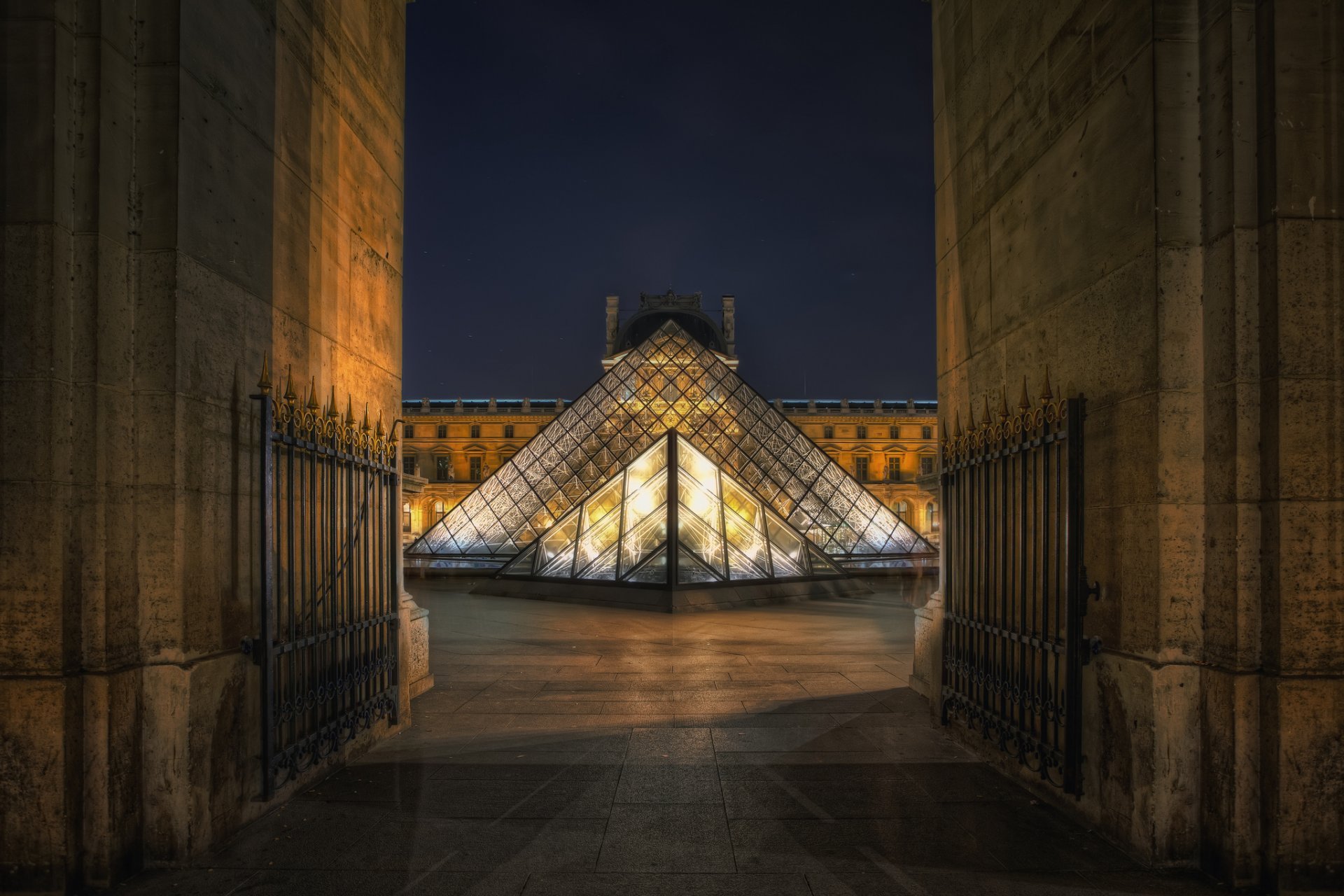 Paris France Louvre Museum Pyramid Night The Louvre - Louvre Pyramid Photography , HD Wallpaper & Backgrounds