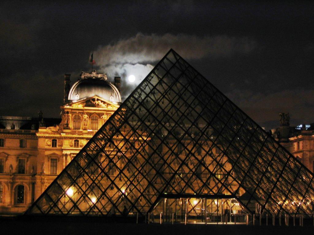 The Louvre Images Night At Louvre Hd Wallpaper And - Louvre , HD Wallpaper & Backgrounds