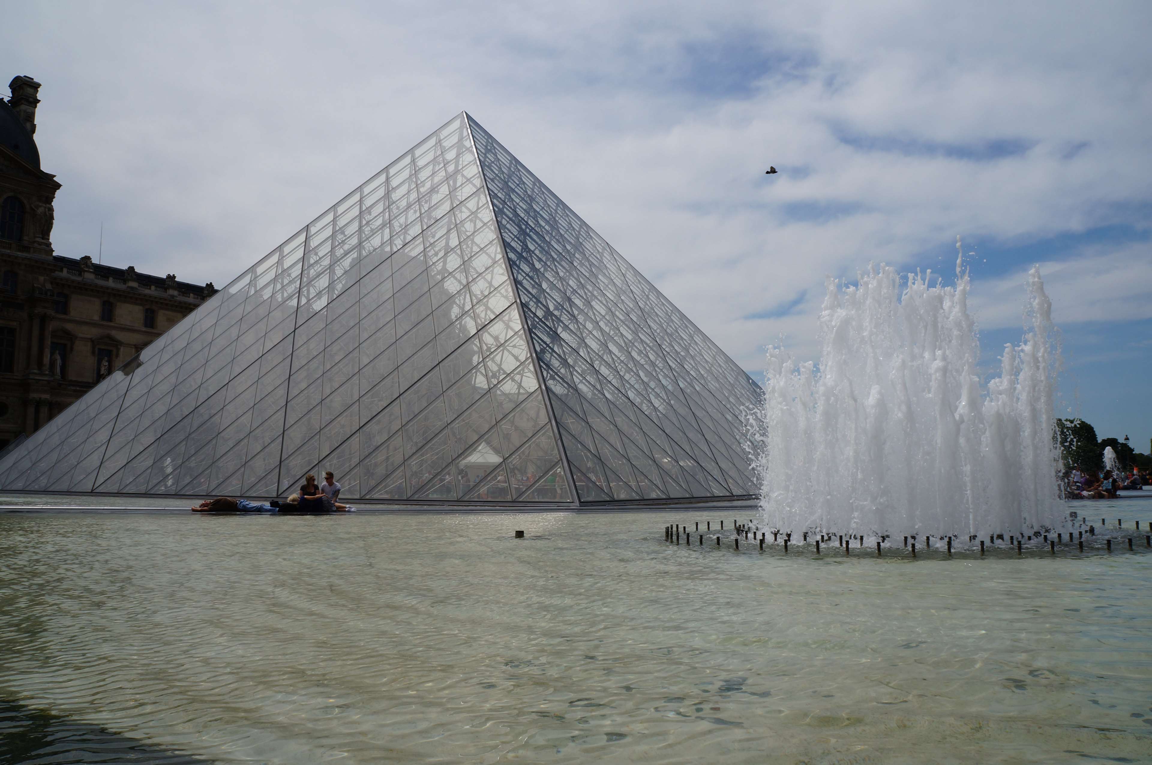 Famous Landmark, Fountain, France, Landmarks, Louvre, - Louvre , HD Wallpaper & Backgrounds