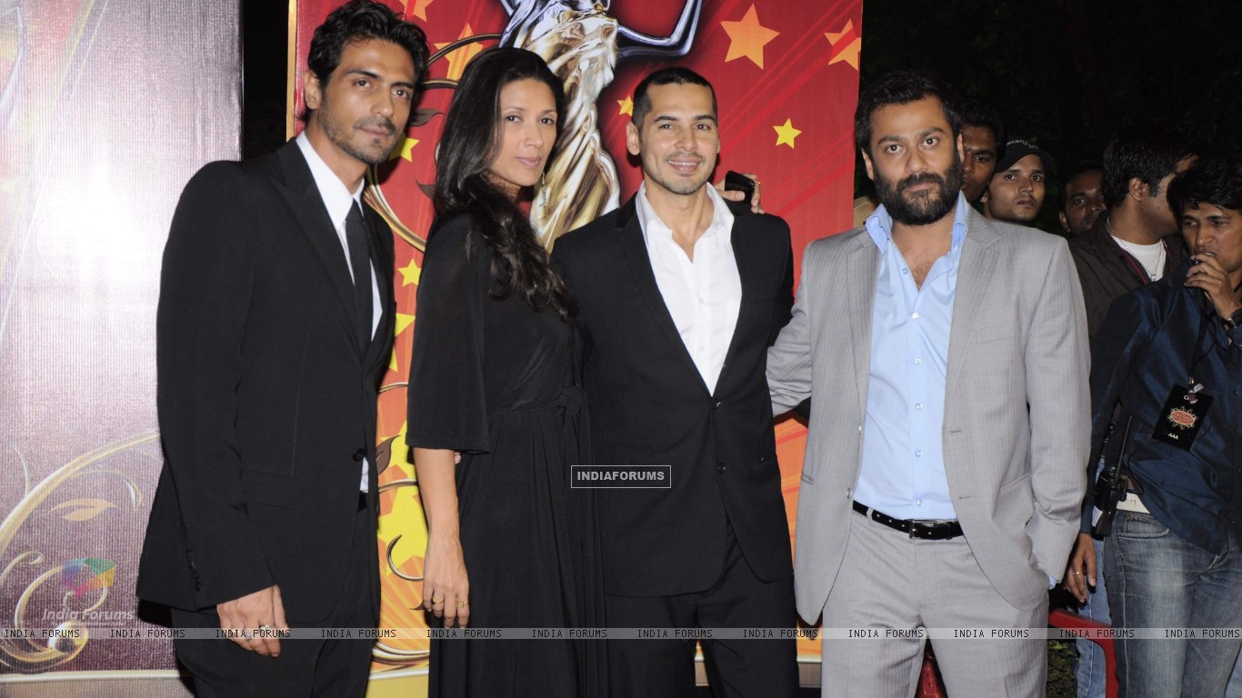 Arjun Rampal With Wife Mehr Jesia And Dino Morea At - Premiere , HD Wallpaper & Backgrounds