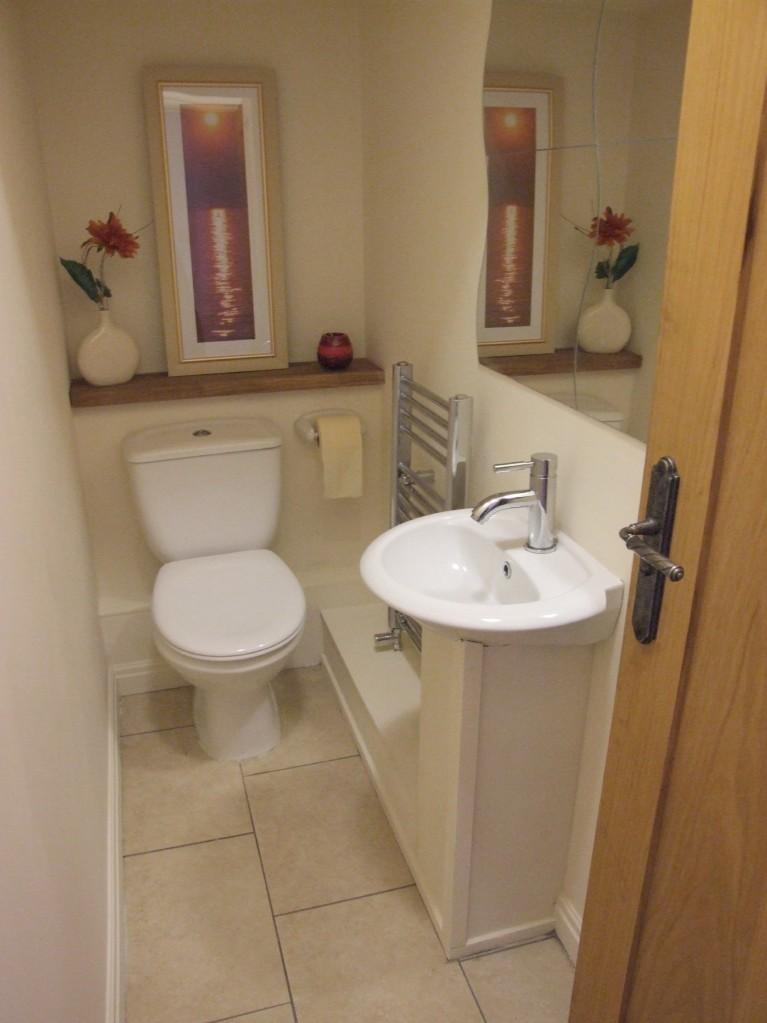 Downstairs Toilet Decorating Ideas You Can Look Small - Small Toilet With Shower Decor Ideas , HD Wallpaper & Backgrounds