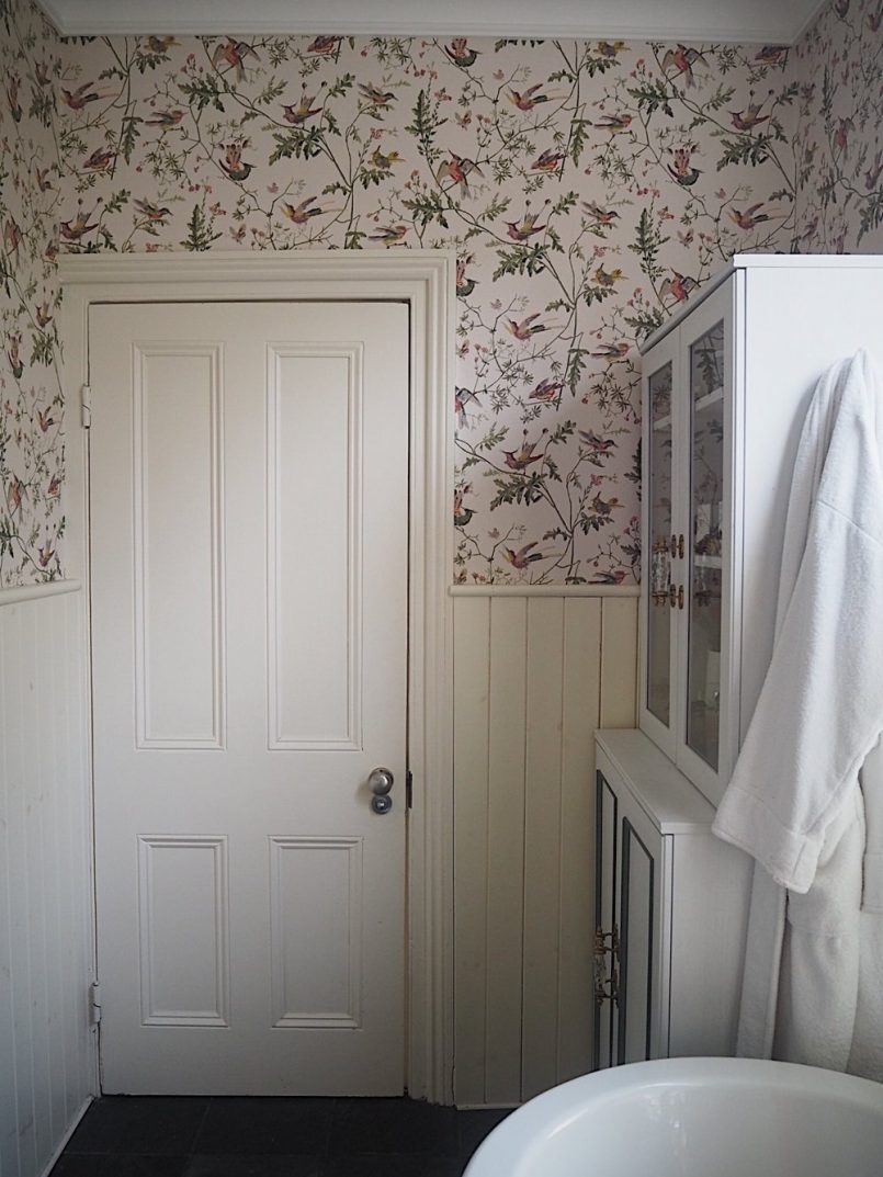 Bedroom Wallpaper Ideas Red And White Kitchen Wallpaper - Home Door , HD Wallpaper & Backgrounds