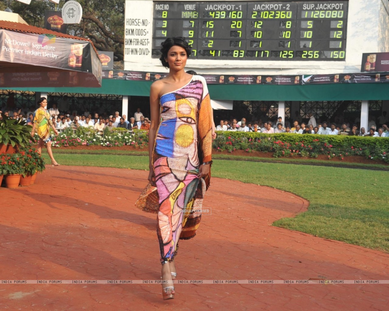 Wallpaper Pria - Fashion Shows At Mahalaxmi Race Course , HD Wallpaper & Backgrounds