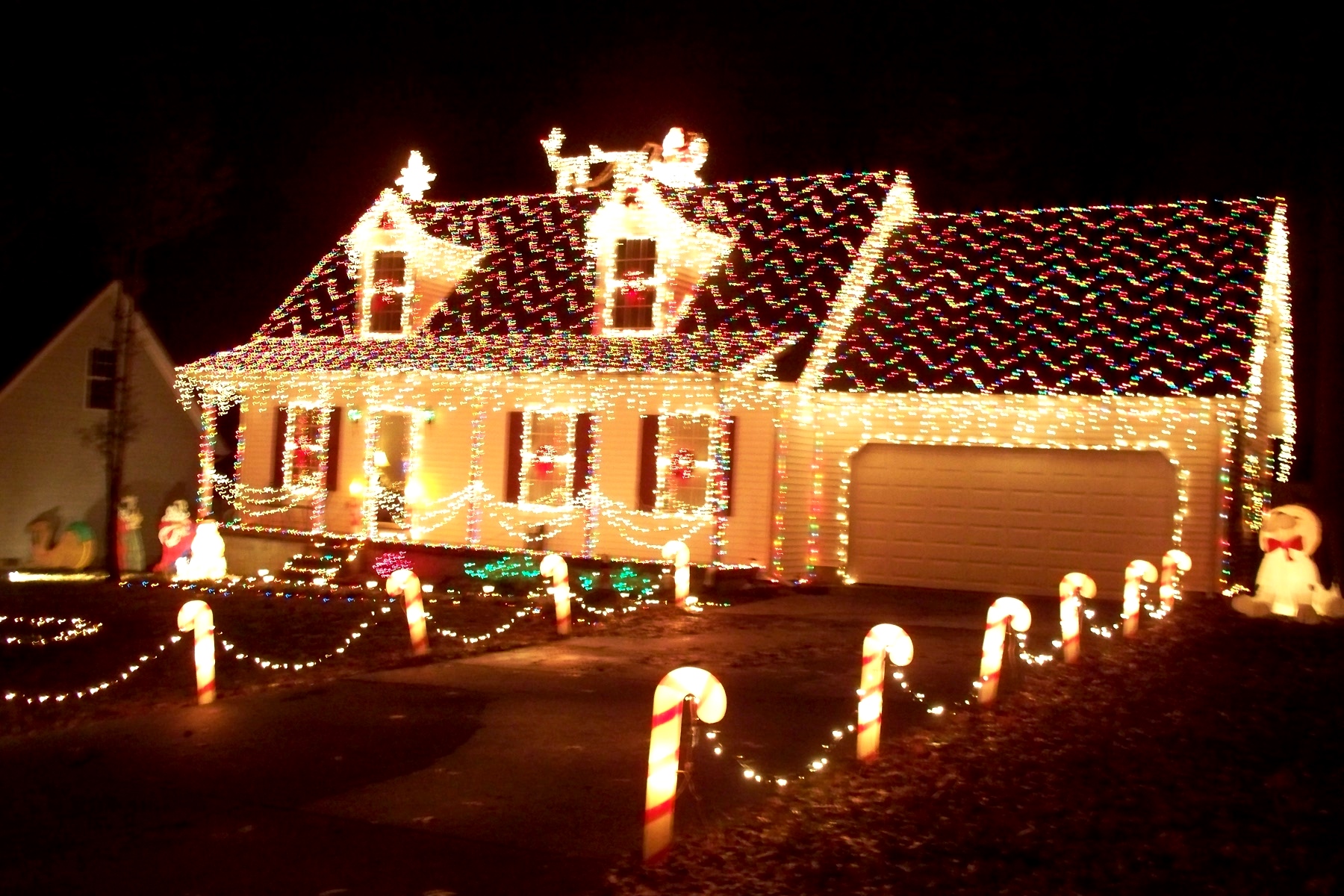 Inspiring Idea Moving Christmas Lights Wallpaper Images - Christmas Lights On House Roof , HD Wallpaper & Backgrounds