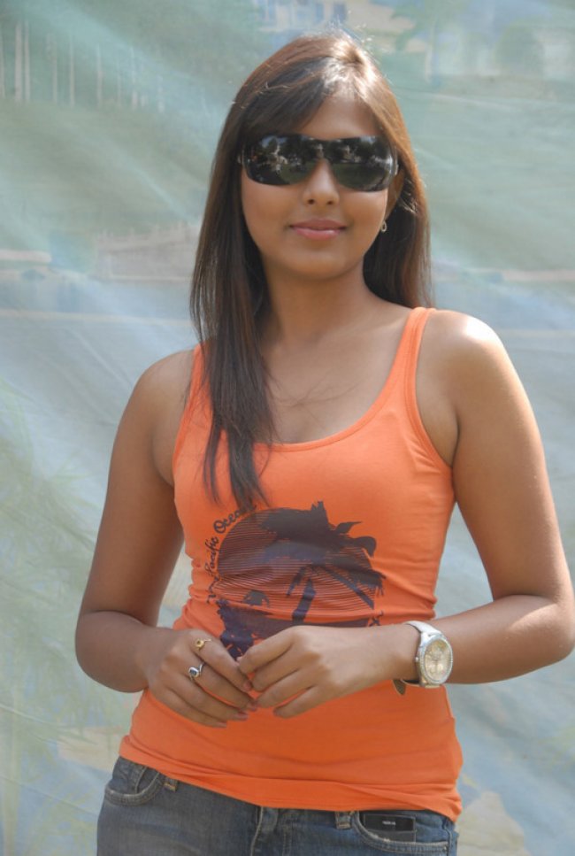 Download Madhu Shalini Spicy Actress Wallpaper Hd Free - Madhu Shalini , HD Wallpaper & Backgrounds