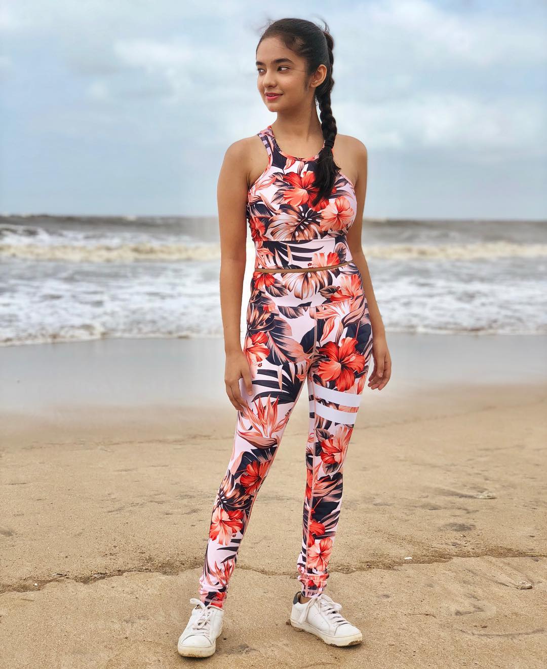 Anushka Sen Bikni Photos At Beach - New Anushka Sen , HD Wallpaper & Backgrounds