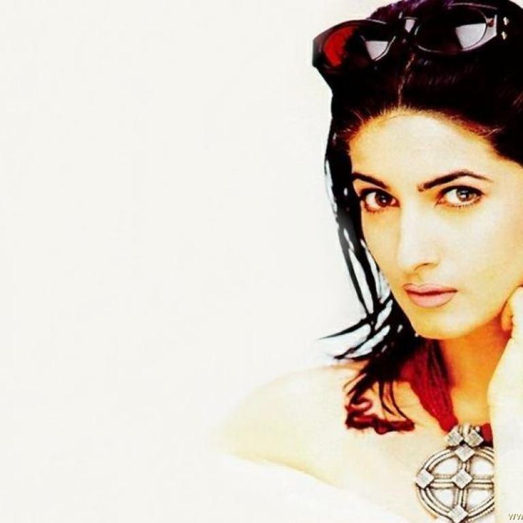 More Wallpapers Of Twinkle Khanna - Photo Shoot , HD Wallpaper & Backgrounds