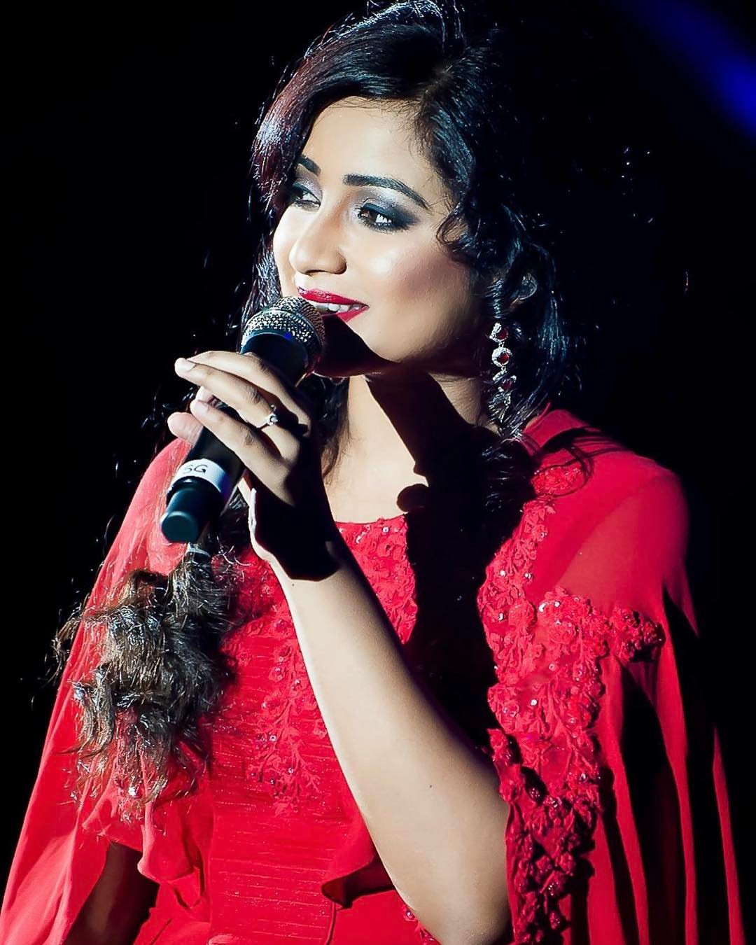 Shreya Ghoshal Pic Wallpaper ✓ Labzada Wallpaper - Shreya Ghosal , HD Wallpaper & Backgrounds