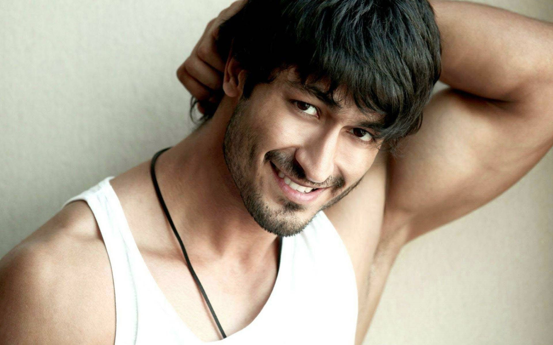 Actor Vidyut Jamwal Hd Wallpaper - Vidyut Jammwal , HD Wallpaper & Backgrounds