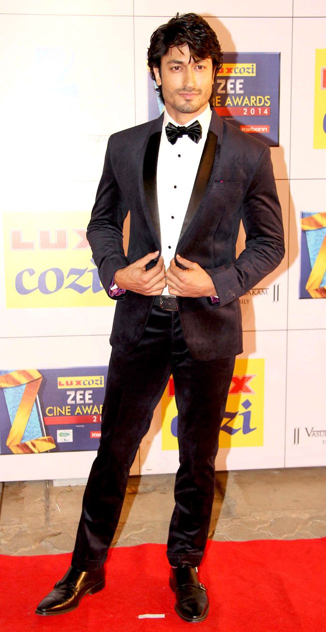 Vidyut Jamwal On The Red Carpet At The Zee Cine Awards - Vidyut Jamwal Full Size , HD Wallpaper & Backgrounds