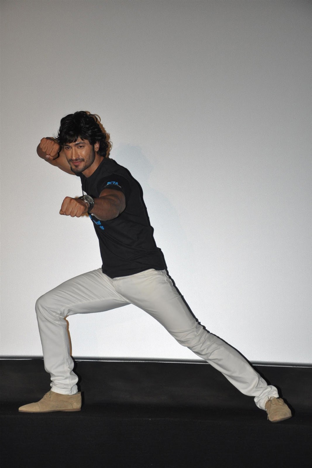 Vidyut Jamwal Bollywood Actor Hd Wallpapers 1200x1800 - Stretching , HD Wallpaper & Backgrounds