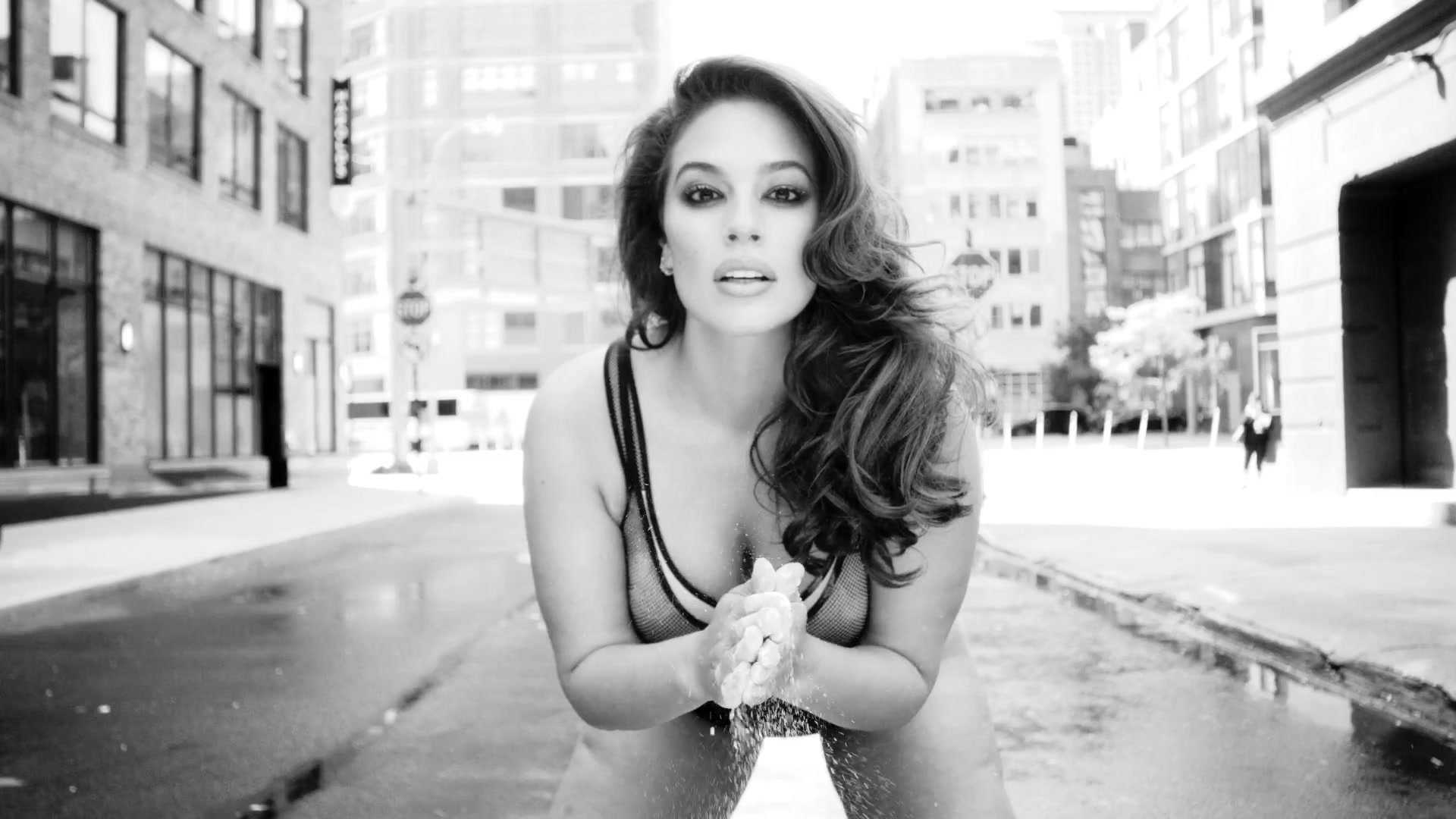 Ashley Graham In Love Advent 2017 - Black And White Sexuality , HD Wallpaper & Backgrounds