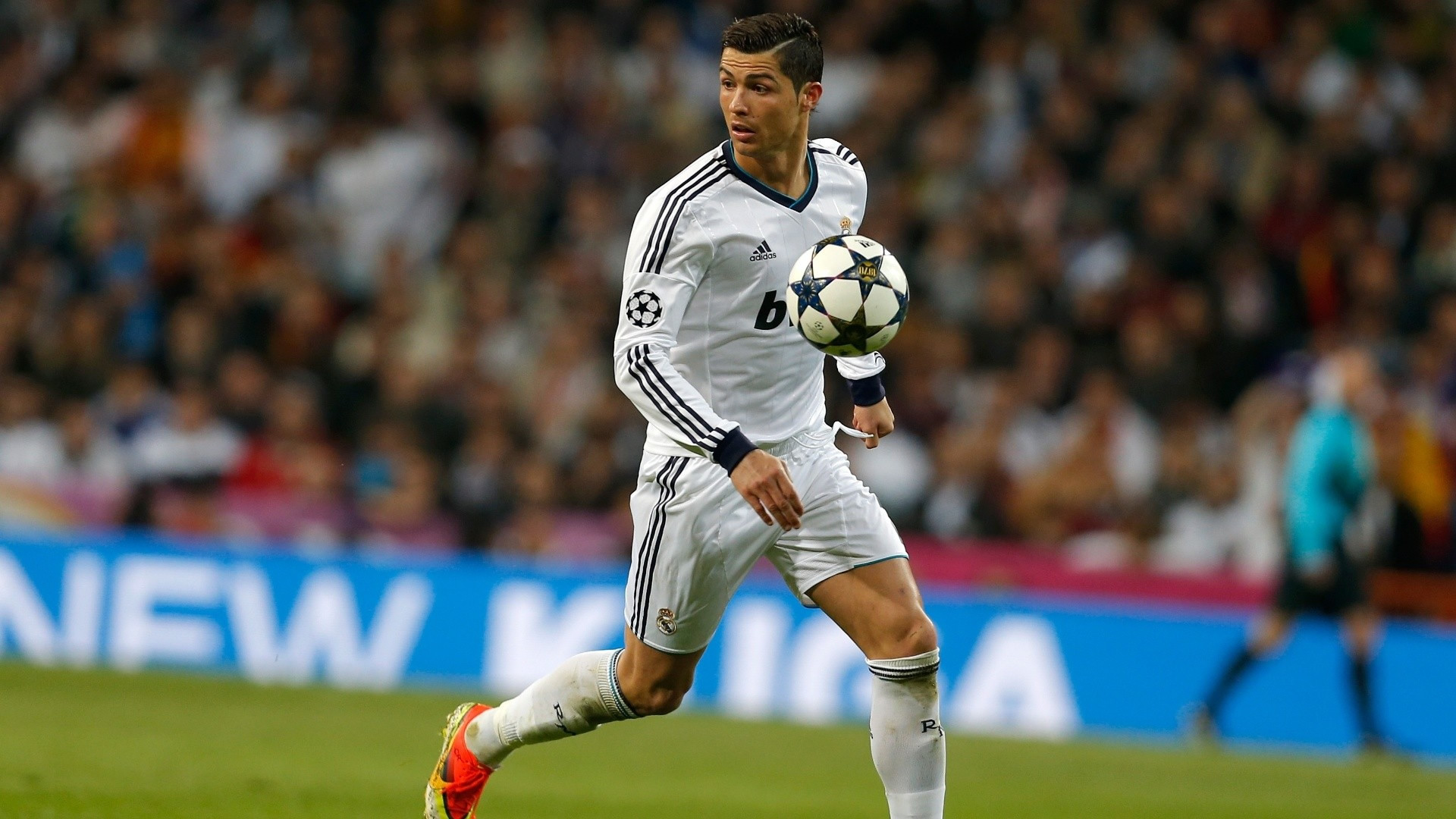 Cristiano Ronaldo Running Wallpaper - Cristiano Ronaldo Hd Wallpapers For Ipad , HD Wallpaper & Backgrounds
