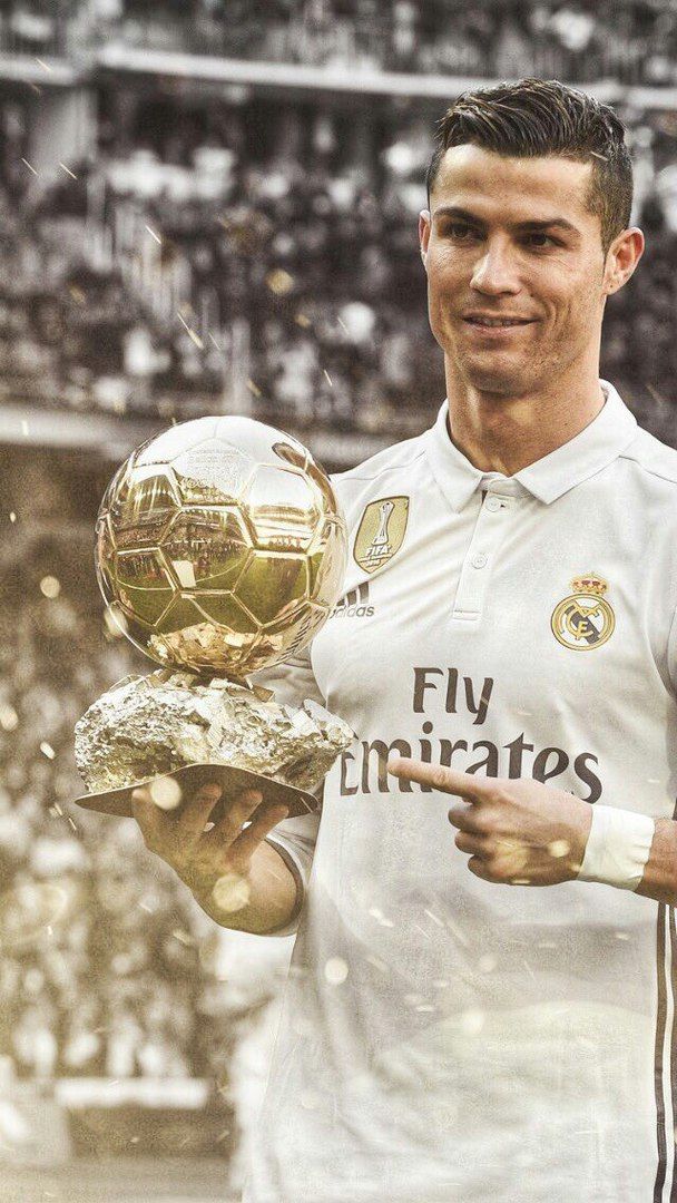 Cristiano Ronaldo Con El Premio Del Real Madrid - Cristiano Ronaldo Ballon D Or 2017 , HD Wallpaper & Backgrounds