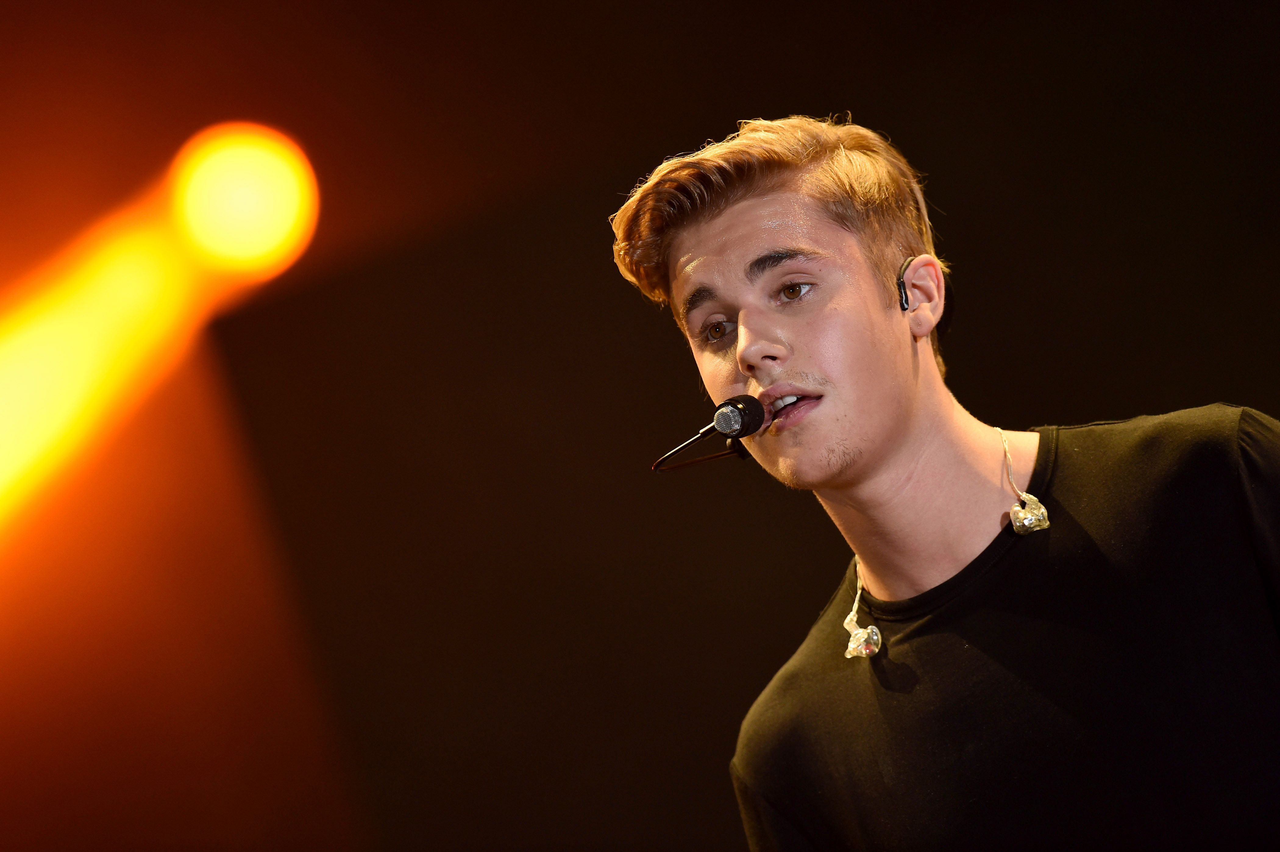 Justin Bieber Free Uhd Backgrounds - Performance , HD Wallpaper & Backgrounds