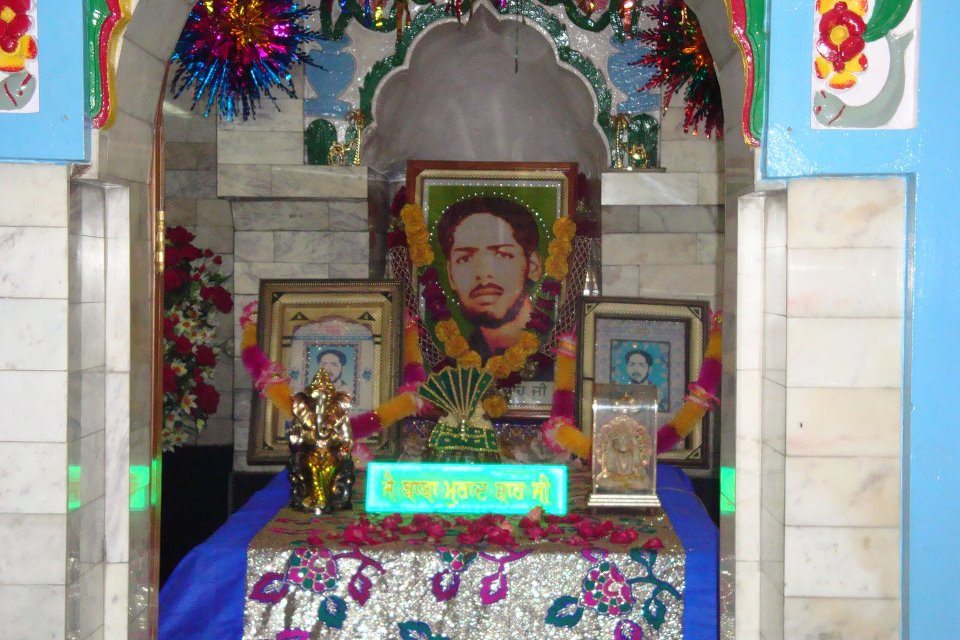 The Main Room You Enter After The This Darshan - Baba Murad Shah Dargah , HD Wallpaper & Backgrounds