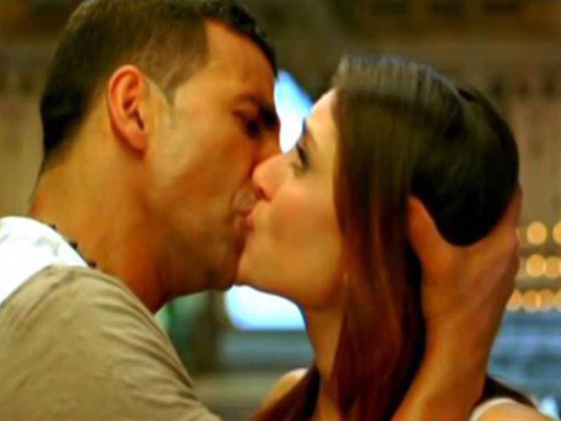 Akshay Kumar And Kareena Kapoor Get Cosy For Kambakkht - Kareena Kapoor Hot Kissing , HD Wallpaper & Backgrounds