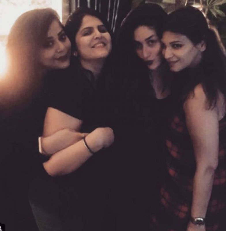 Kareena Kapoor Khan Poses With Tanvi And Others - Friendship , HD Wallpaper & Backgrounds
