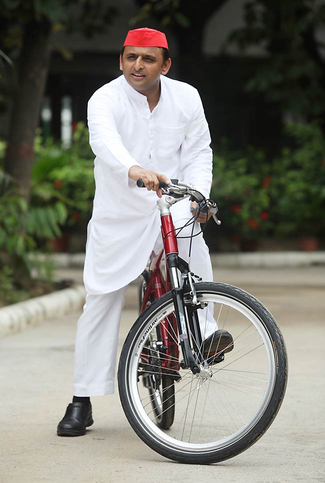 Akhilesh - Akhilesh Yadav On Cycle , HD Wallpaper & Backgrounds