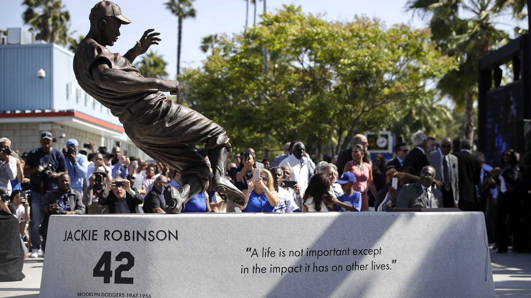 Jackie Robinson Dodgers Statue , HD Wallpaper & Backgrounds